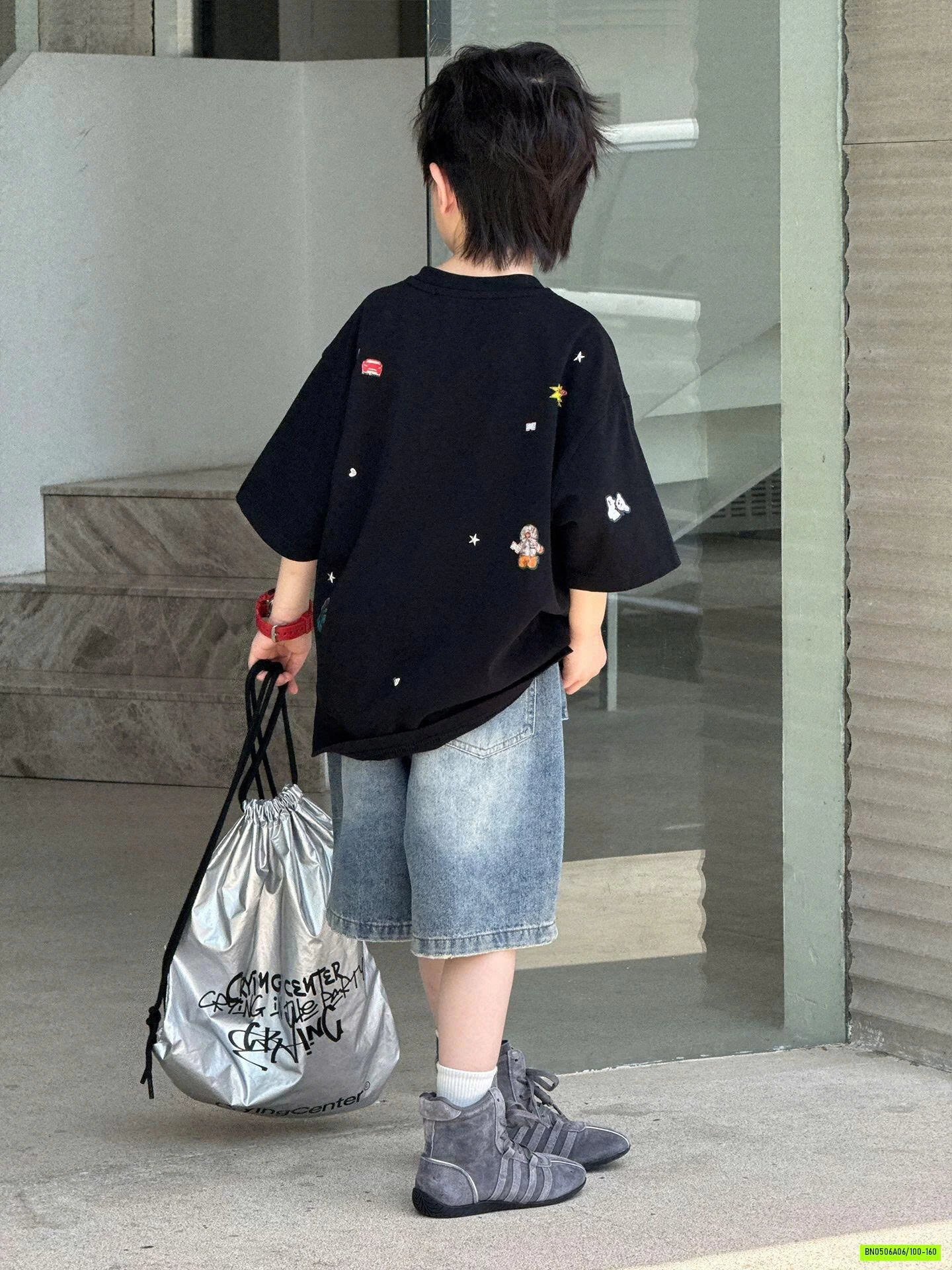 ÁO THUN ĐEN PHỐI CHỮ CÁ TÍNH