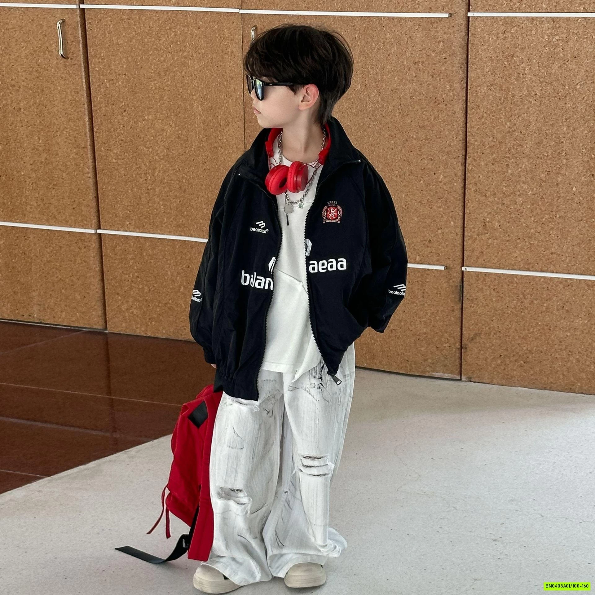 KHOÁC GIÓ CỔ BẺ IN CHỮ BT