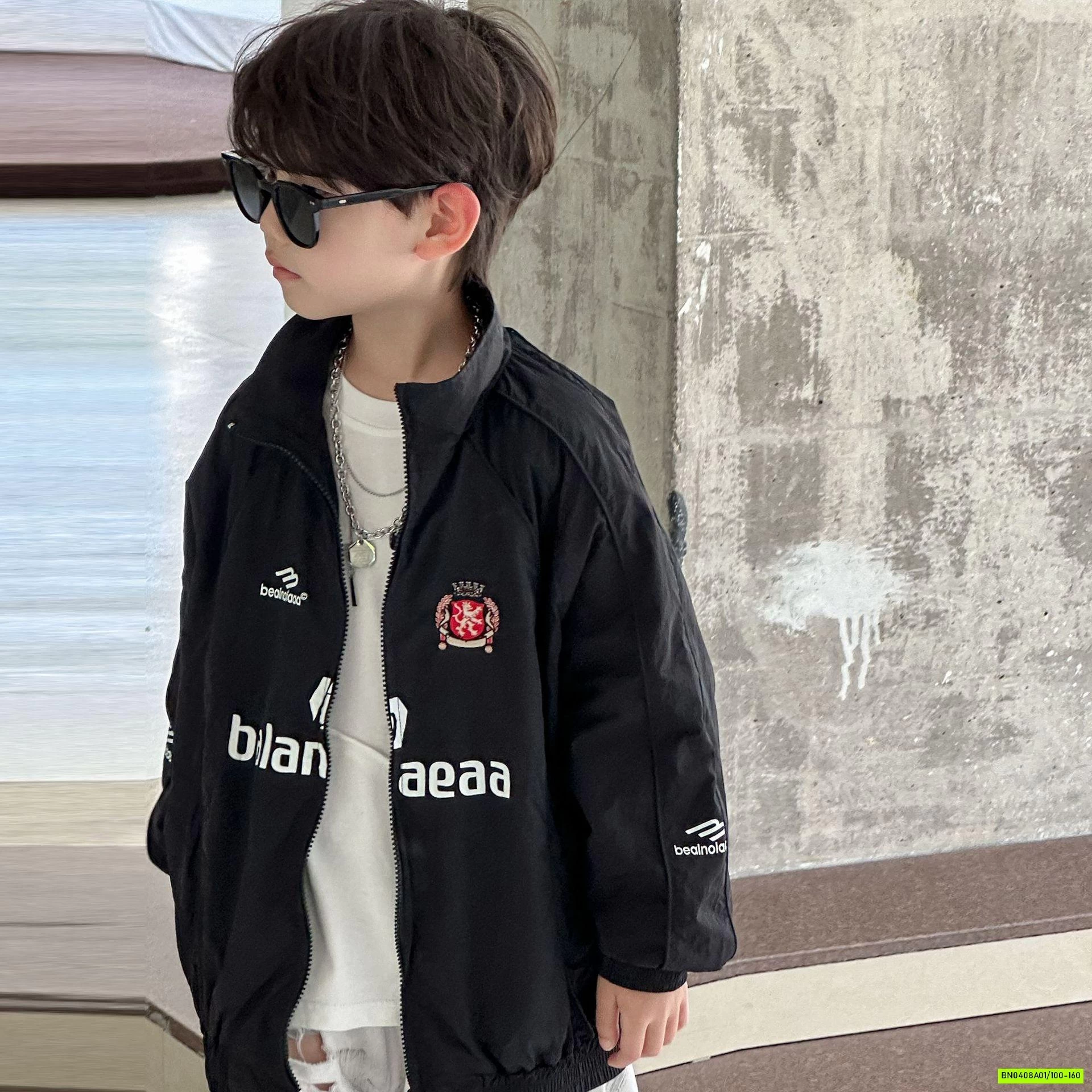 KHOÁC GIÓ CỔ BẺ IN CHỮ BT