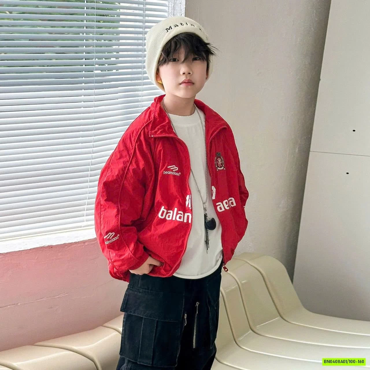 KHOÁC GIÓ CỔ BẺ IN CHỮ BT