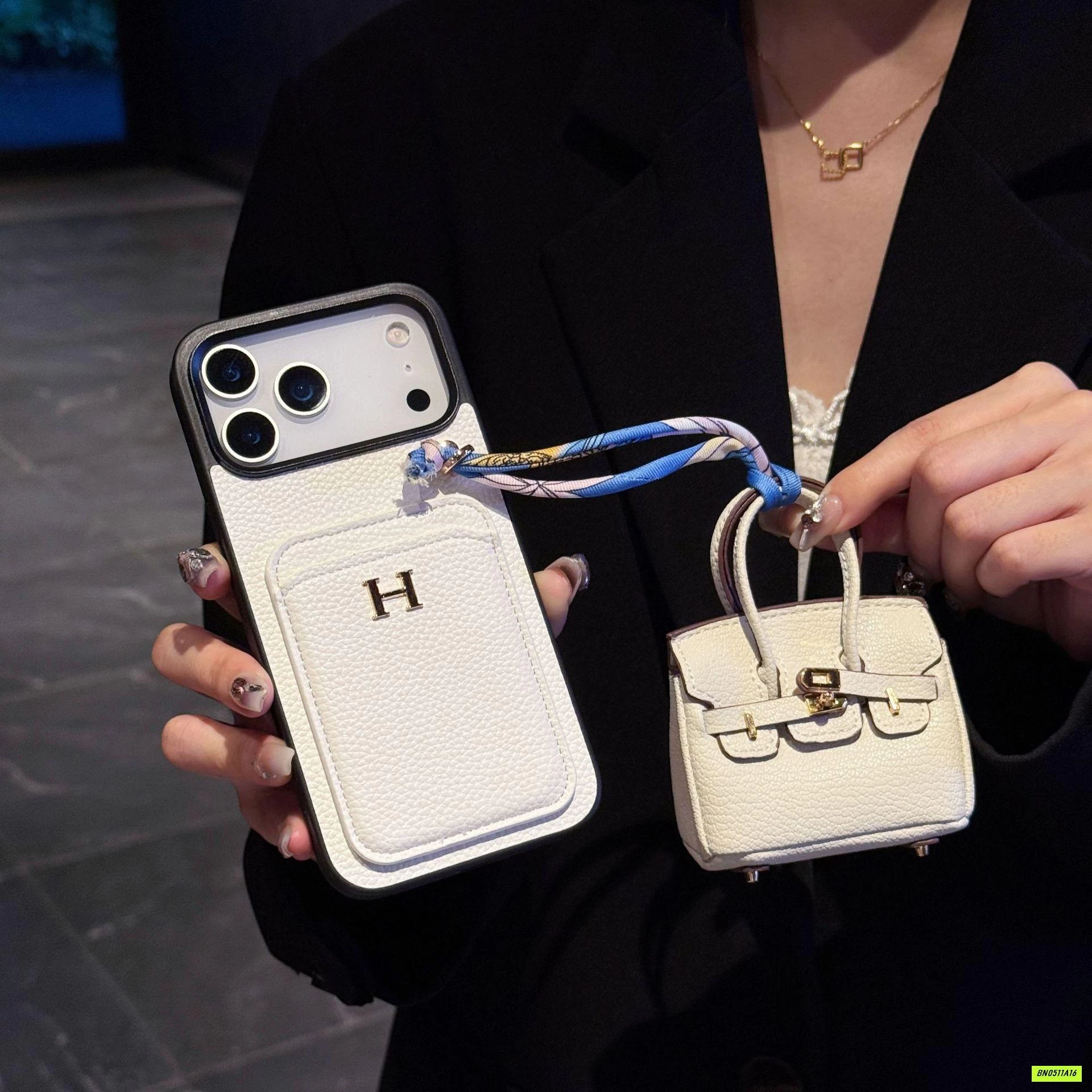 ỐP DA KÈM MÓC ĐỰNG TAI NGHE HỜ MẸT