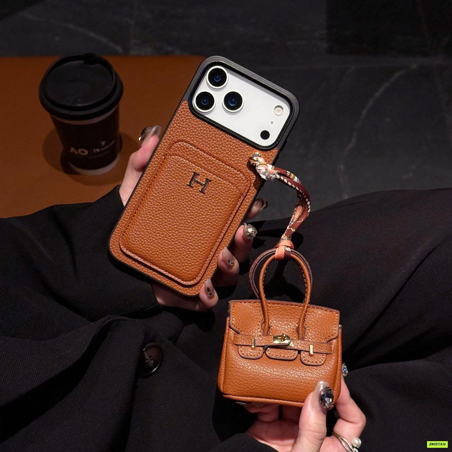 ỐP DA KÈM MÓC ĐỰNG TAI NGHE HỜ MẸT