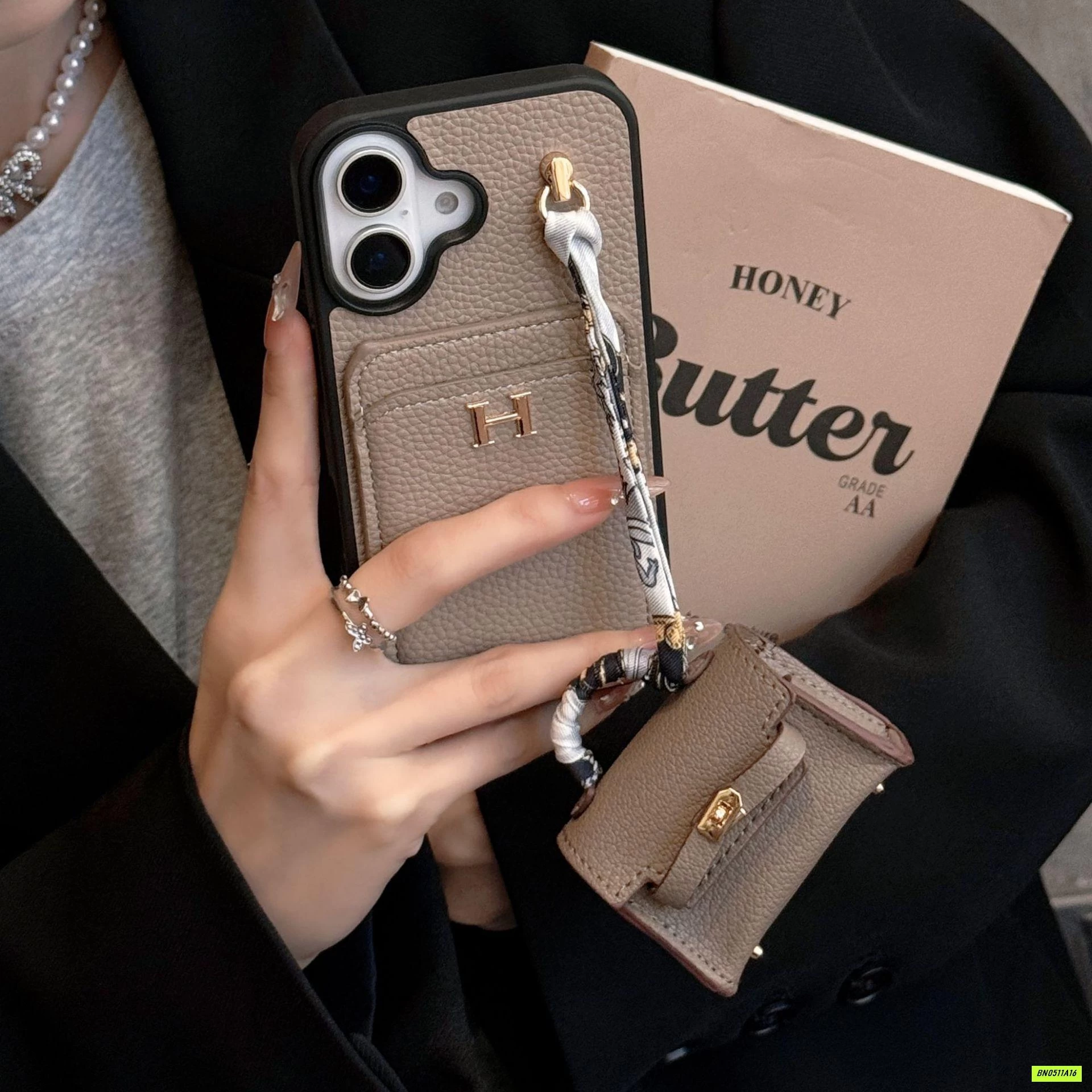 ỐP DA KÈM MÓC ĐỰNG TAI NGHE HỜ MẸT