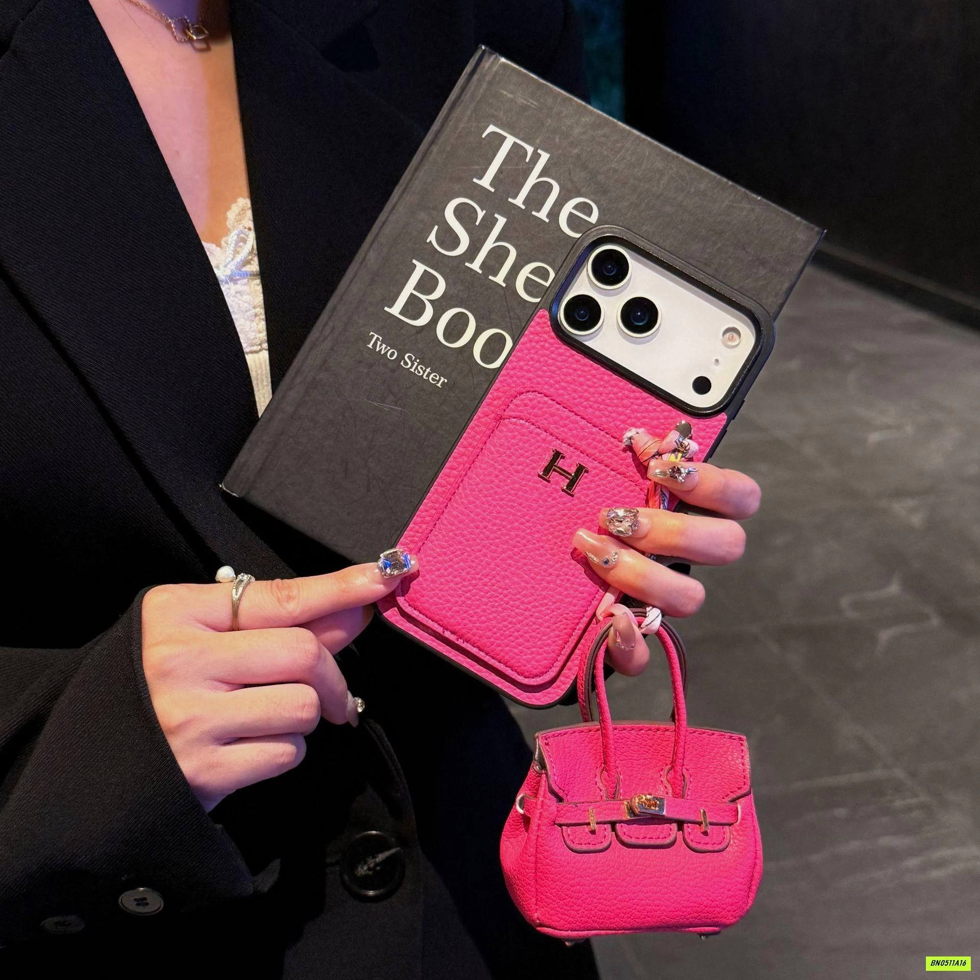 ỐP DA KÈM MÓC ĐỰNG TAI NGHE HỜ MẸT