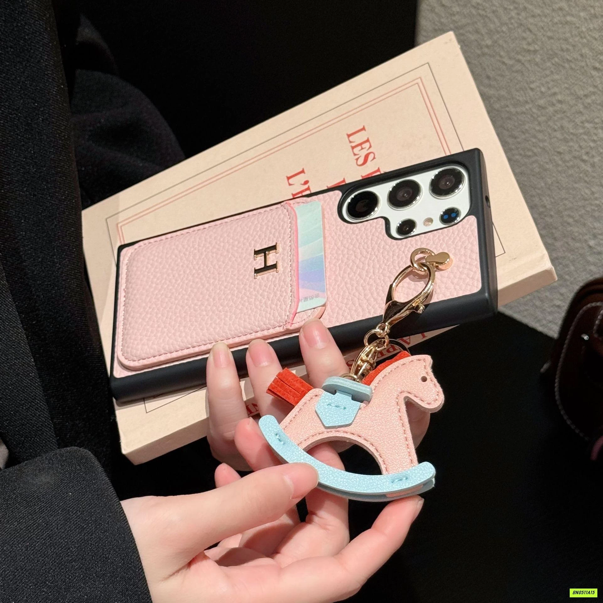 ỐP ĐIỆN THOẠI KÈM MÓC NGỰA