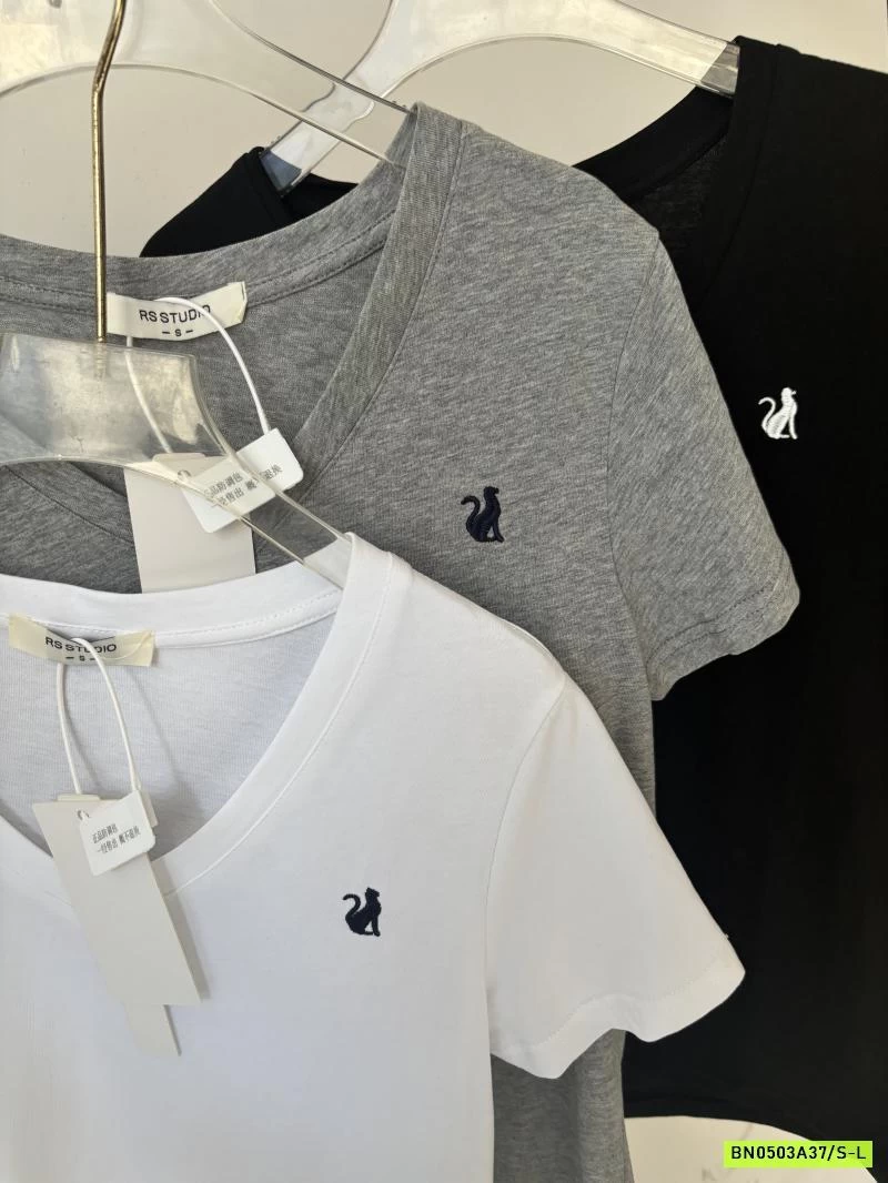 ÁO THUN CỔ V THÊU LOGO RS.STUDIO