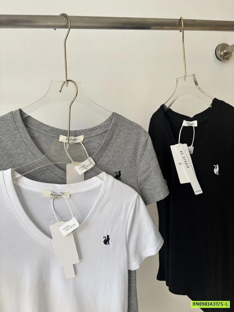 ÁO THUN CỔ V THÊU LOGO RS.STUDIO