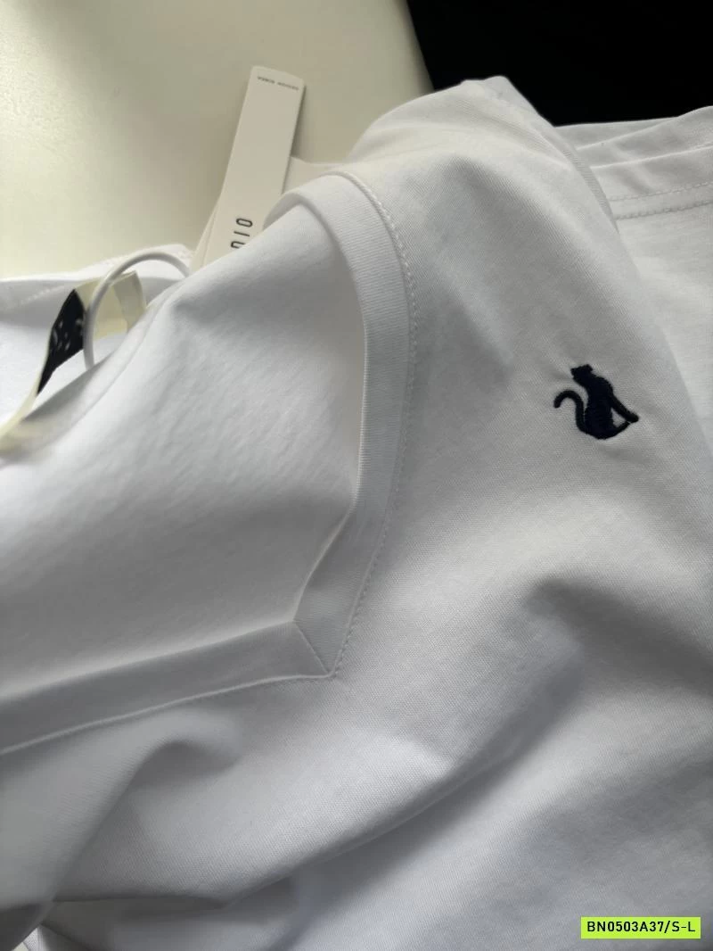 ÁO THUN CỔ V THÊU LOGO RS.STUDIO