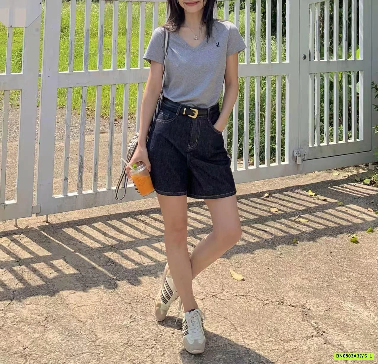 ÁO THUN CỔ V THÊU LOGO RS.STUDIO