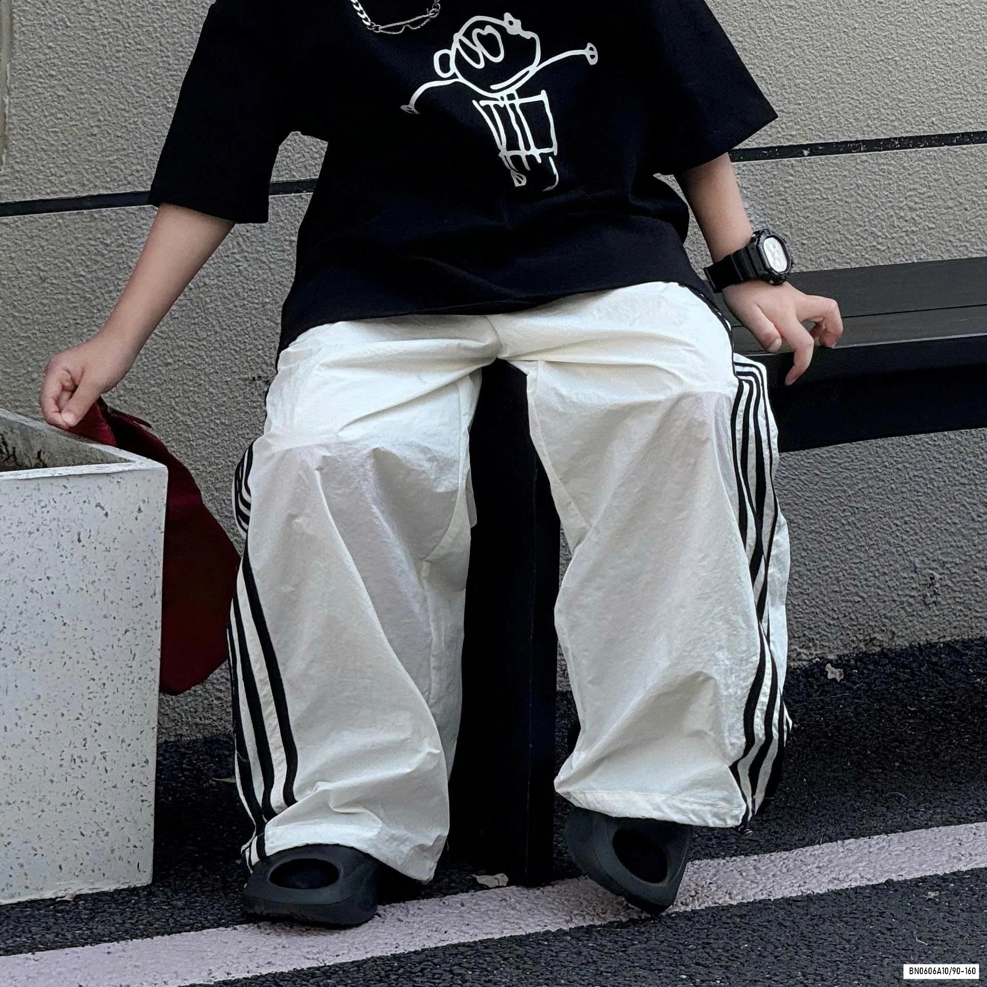 ÁO THUN ĐEN MIX QUẦN GIÓ SỌC BÊN