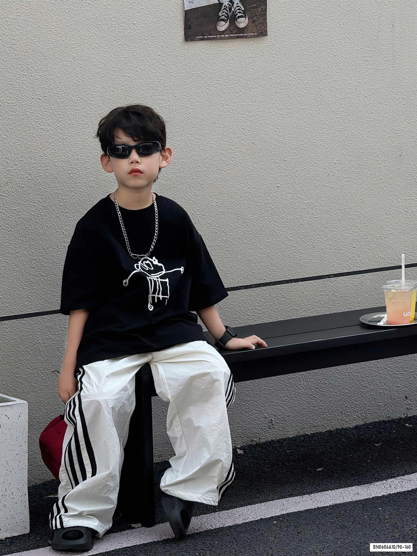 ÁO THUN ĐEN MIX QUẦN GIÓ SỌC BÊN