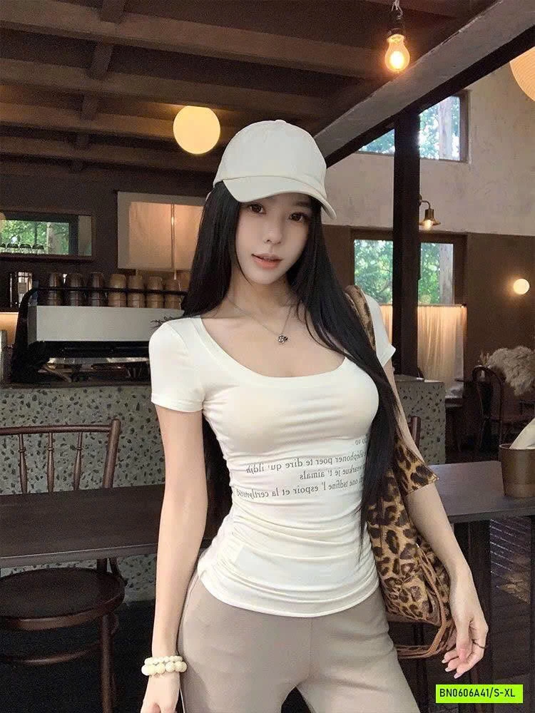 ÁO CỔ U PHỐI CHỮ MOSESQUEEN