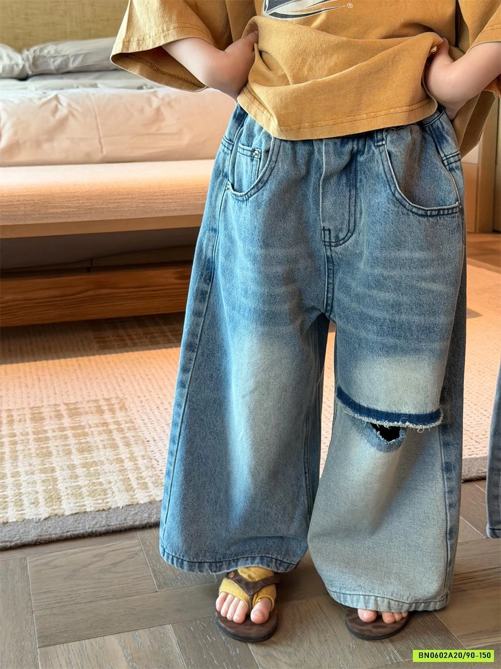 JEANS ỐNG SUÔNG RÁCH GỐI