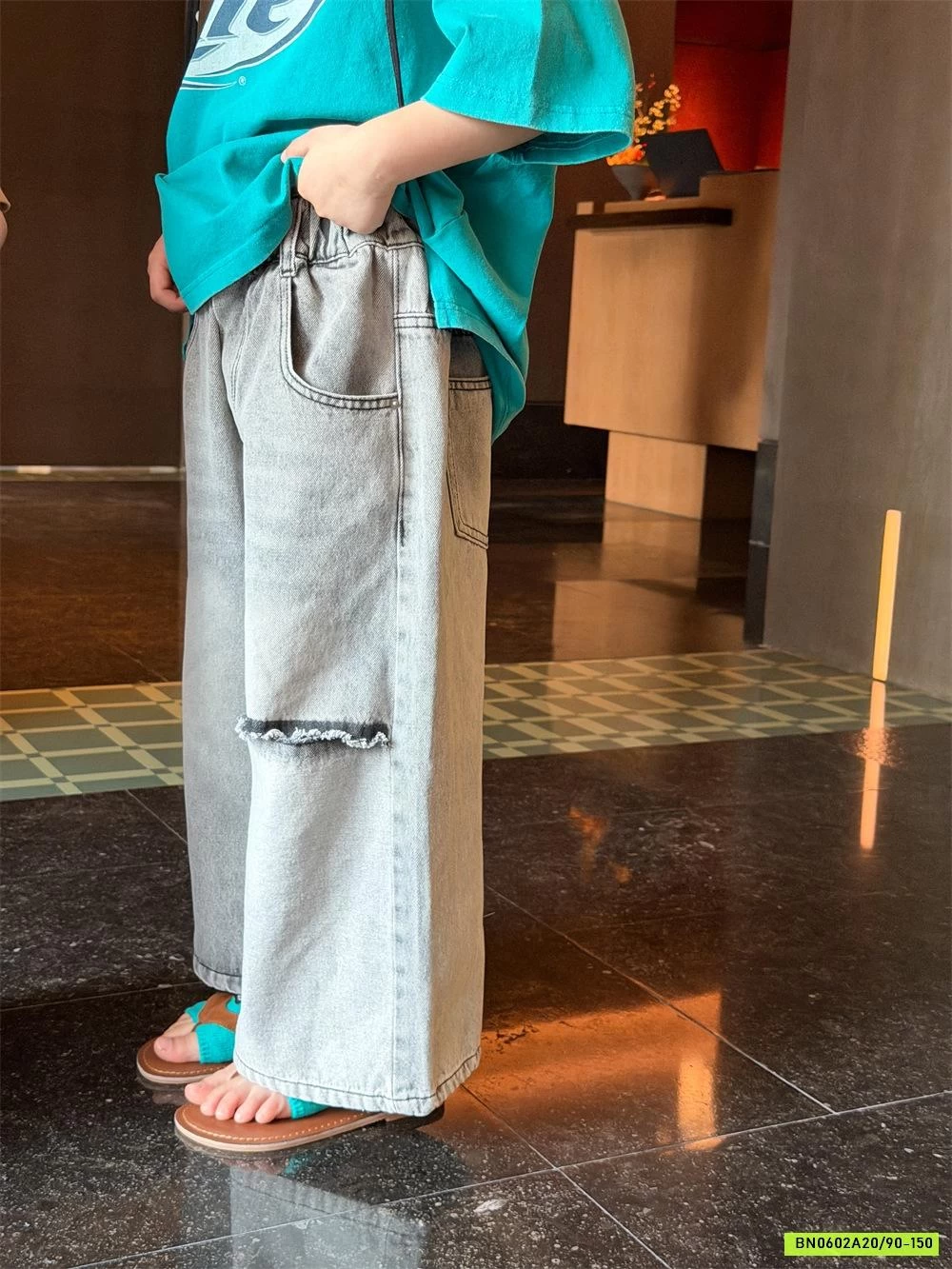 JEANS ỐNG SUÔNG RÁCH GỐI