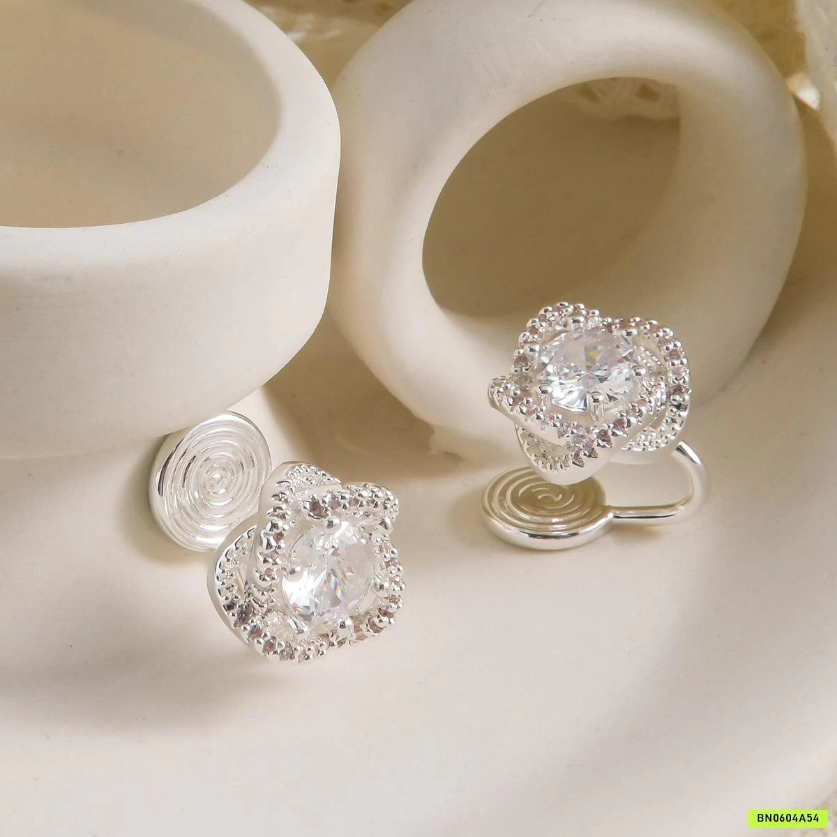 KHUYÊN TAI NAM CHÂM HOA HỒNG ĐÁ