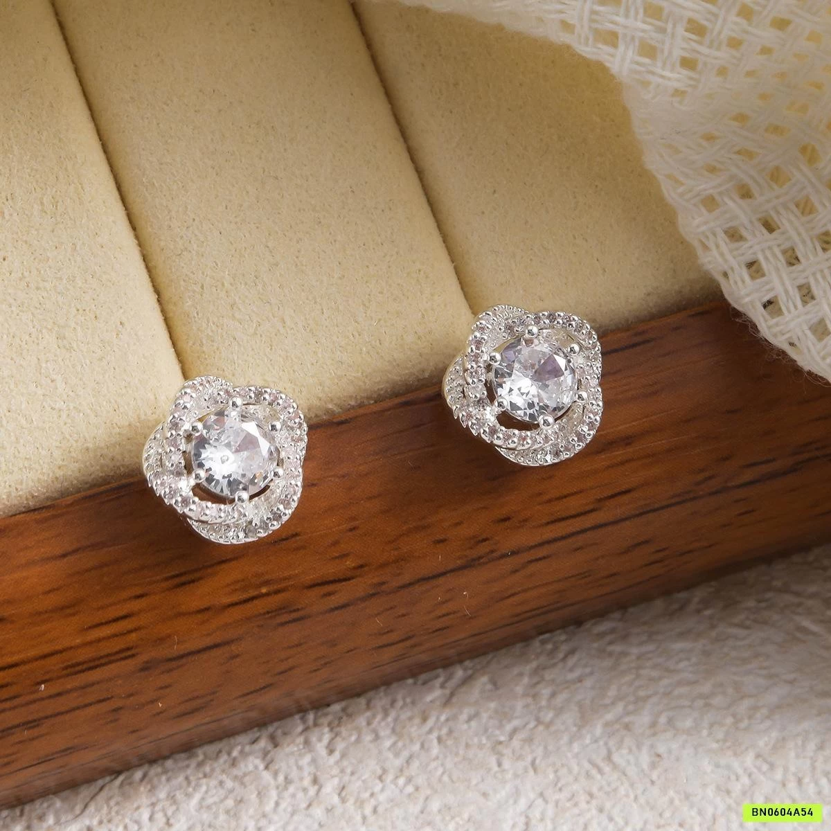 KHUYÊN TAI NAM CHÂM HOA HỒNG ĐÁ