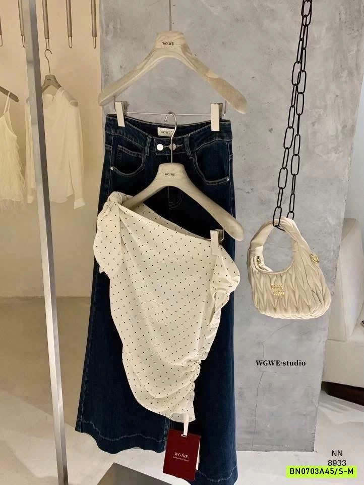 ÁO CHẤM BI TRỄ VAI WGWE8933