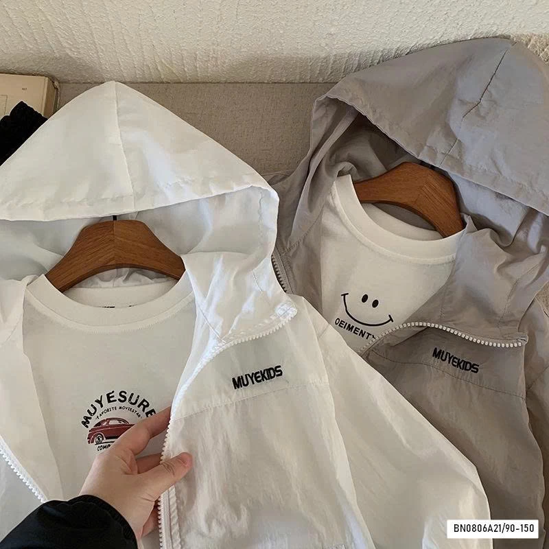 KHOÁC GIÓ MỎNG TRƠN MÀU THÊU CHỮ NGỰC