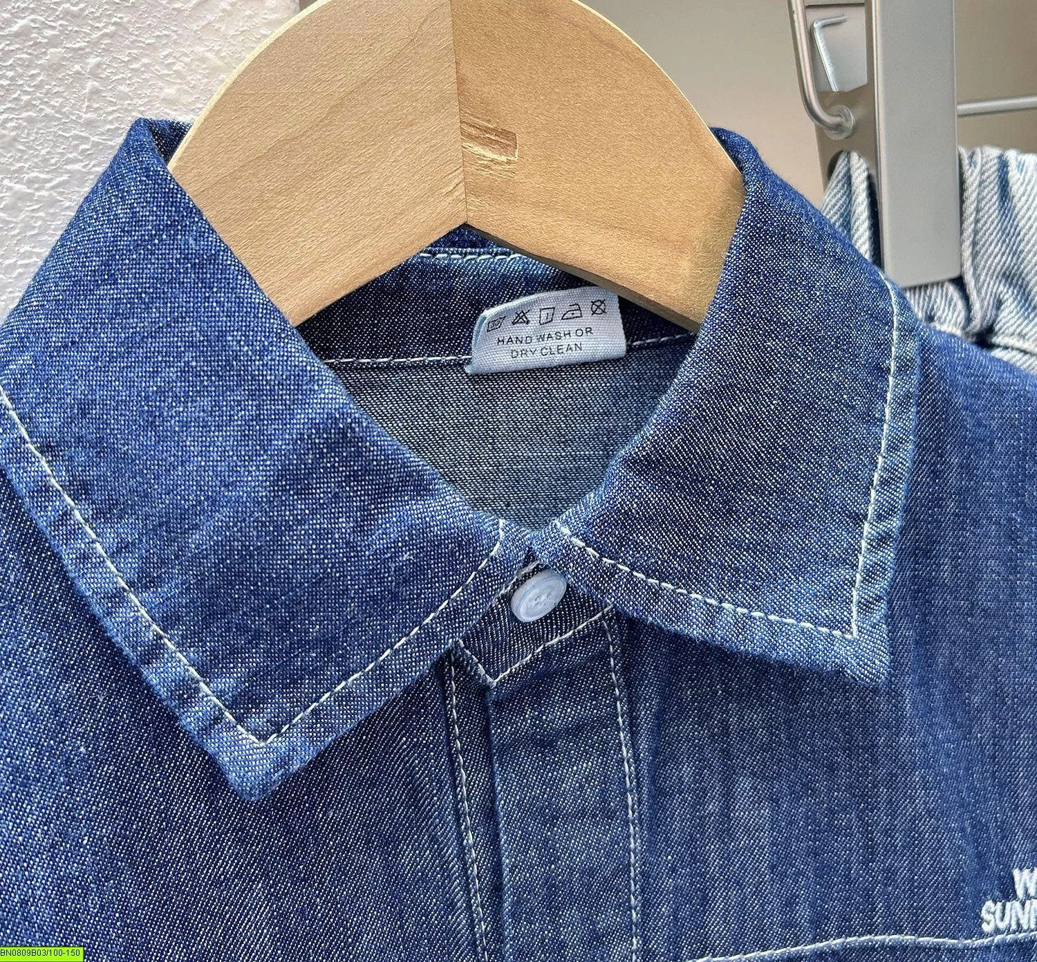 ÁO SƠ MI DENIM THÊU CHỮ KACADY