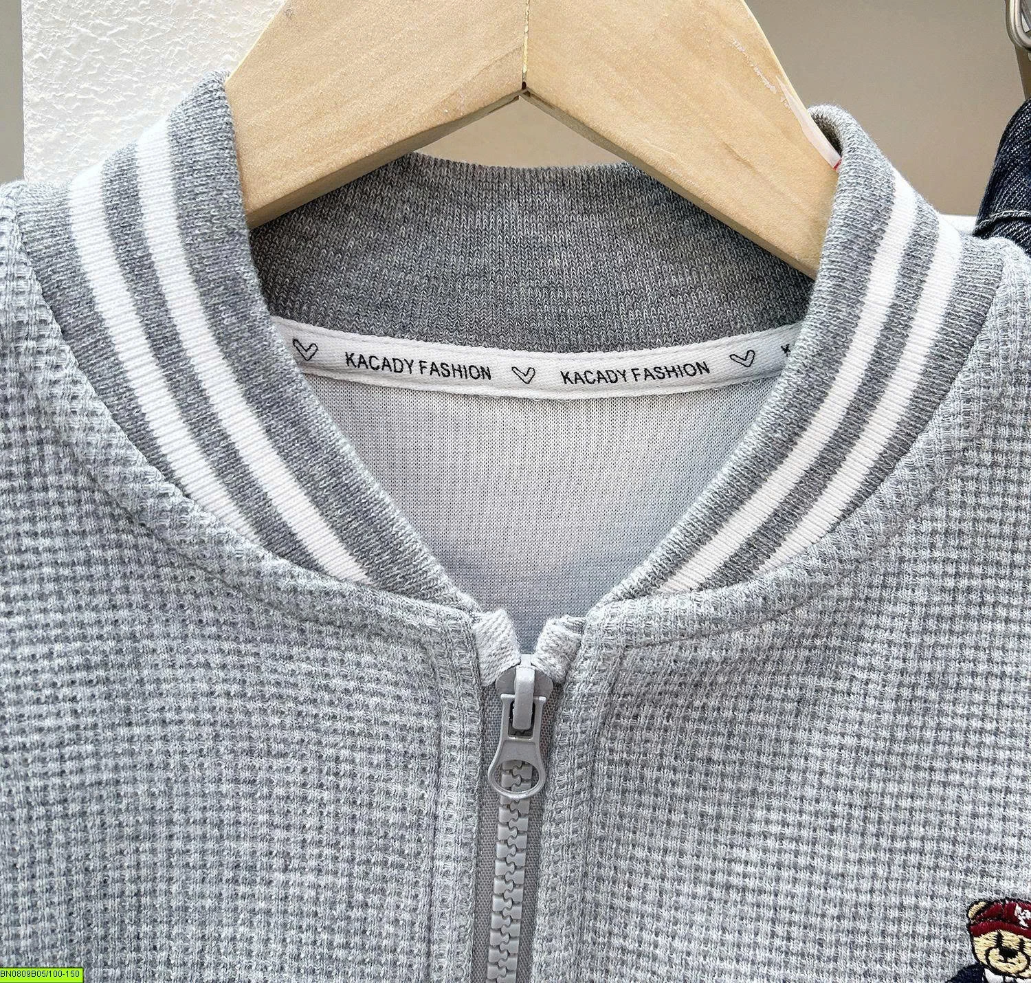 ÁO NỈ Ô VUỐNG LOGO GẤU KACADY