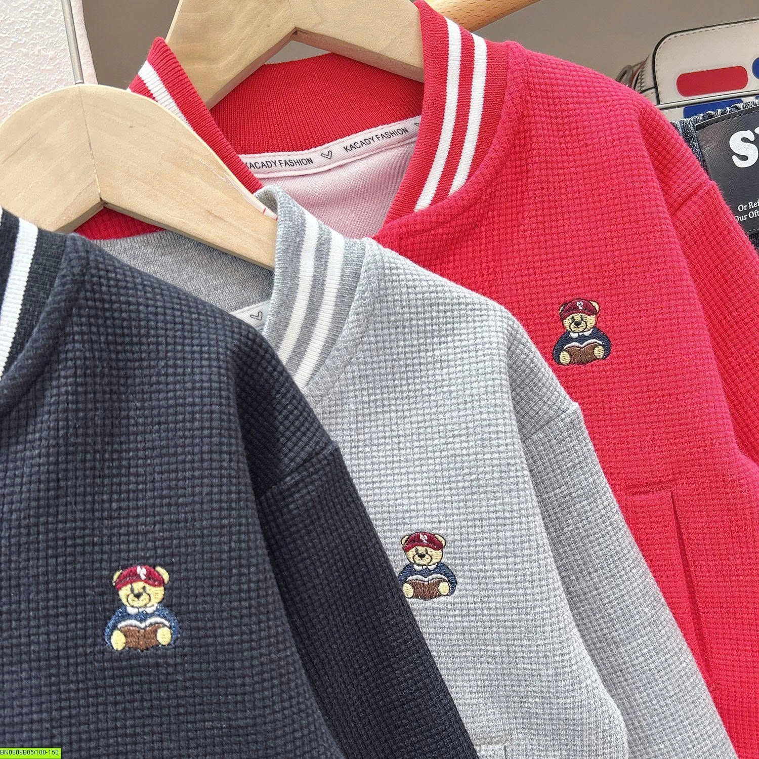 ÁO NỈ Ô VUỐNG LOGO GẤU KACADY
