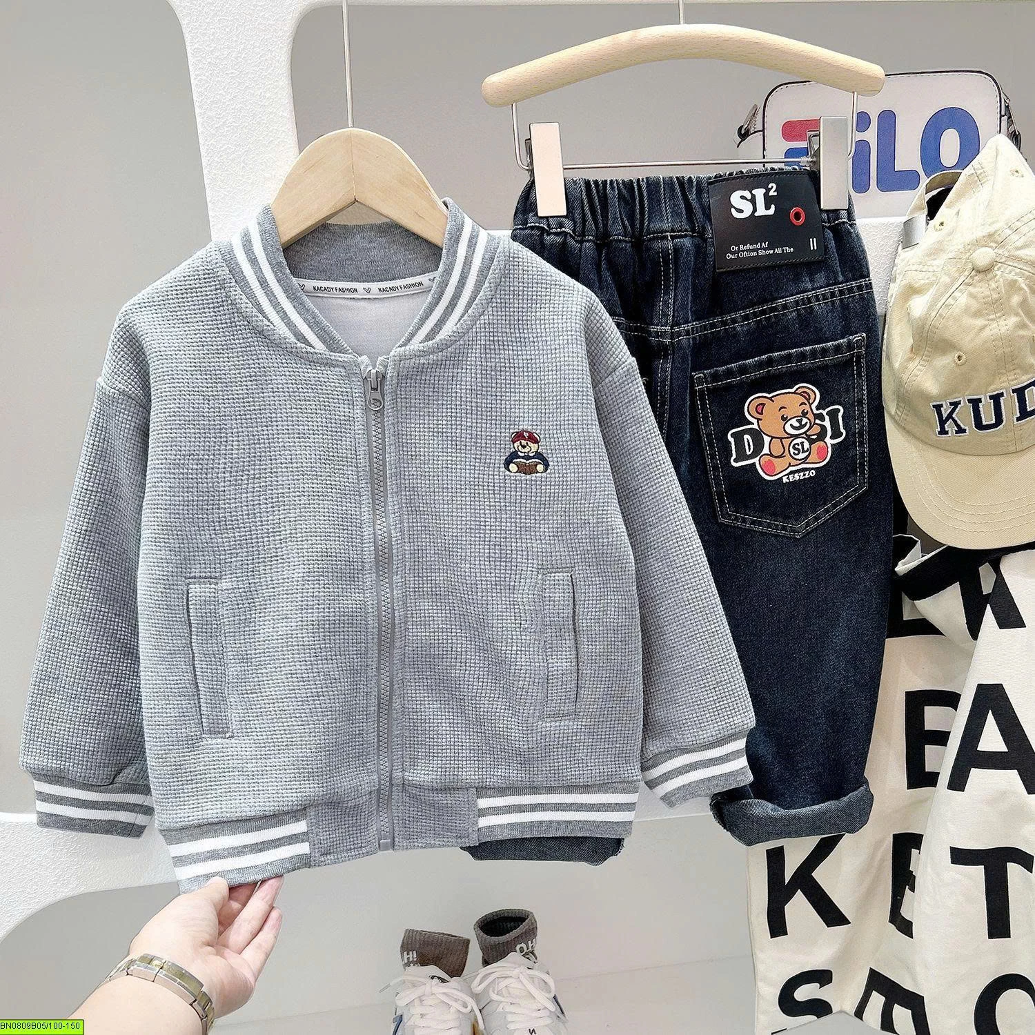 ÁO NỈ Ô VUỐNG LOGO GẤU KACADY
