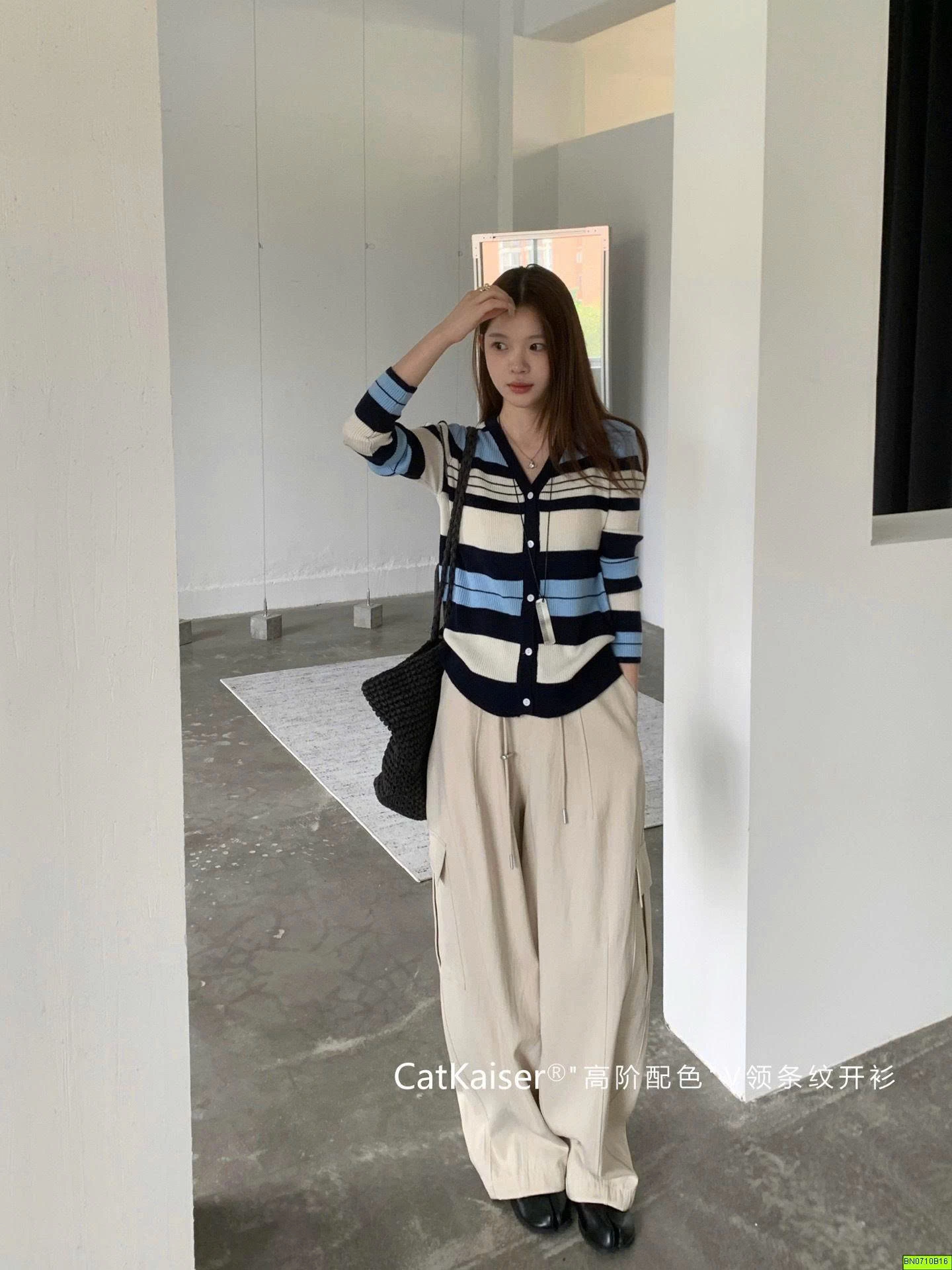 CARDIGAN KẺ CỔ V