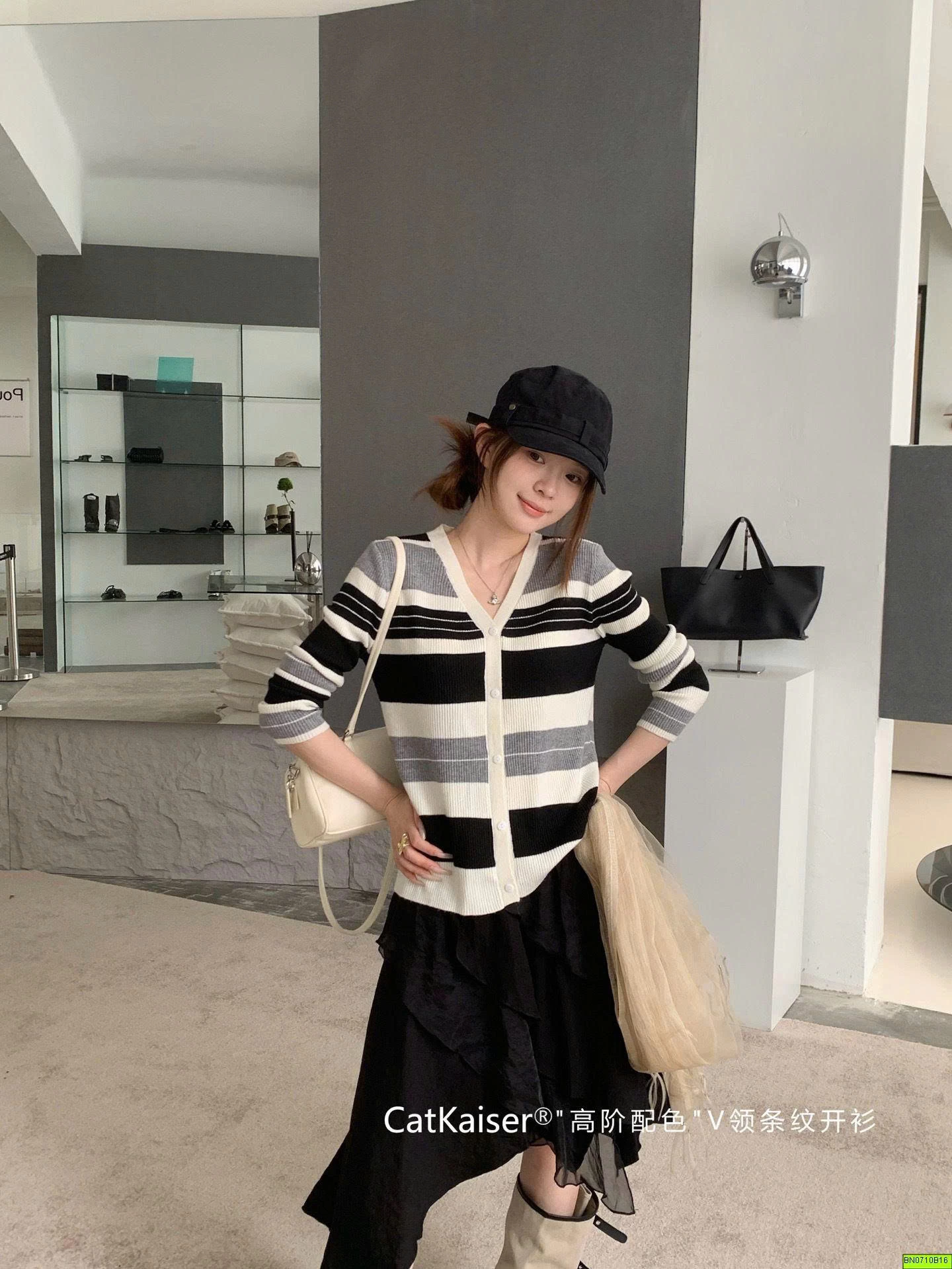 CARDIGAN KẺ CỔ V