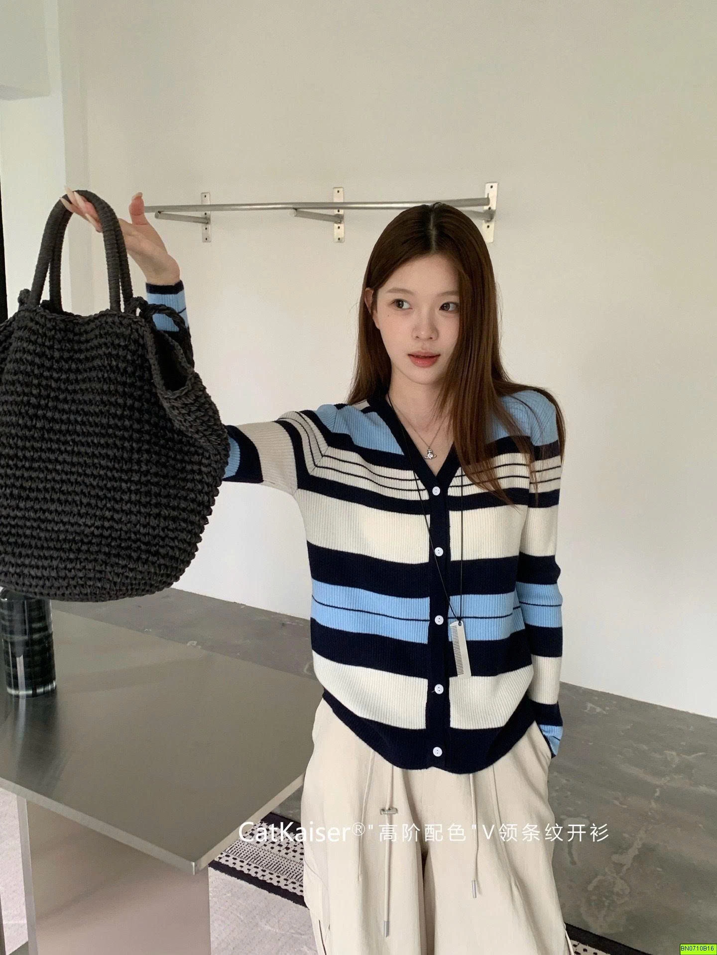 CARDIGAN KẺ CỔ V