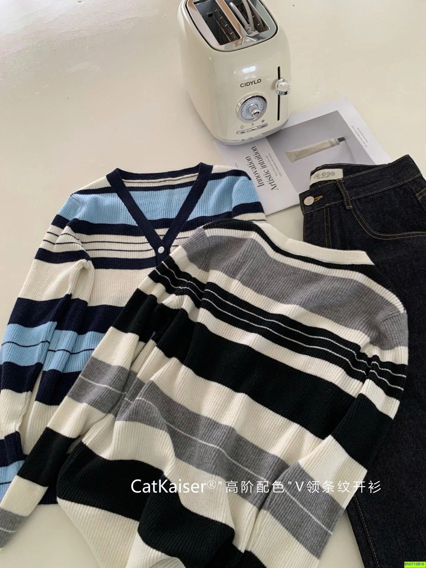 CARDIGAN KẺ CỔ V