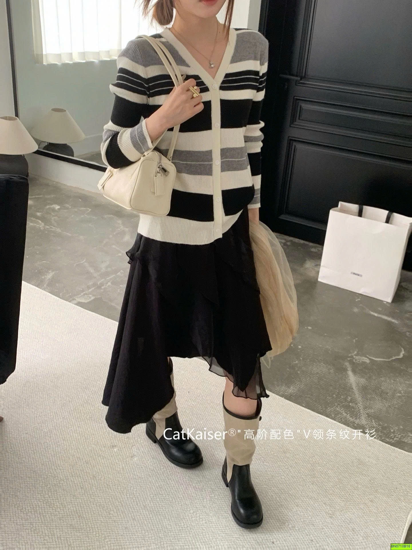 CARDIGAN KẺ CỔ V