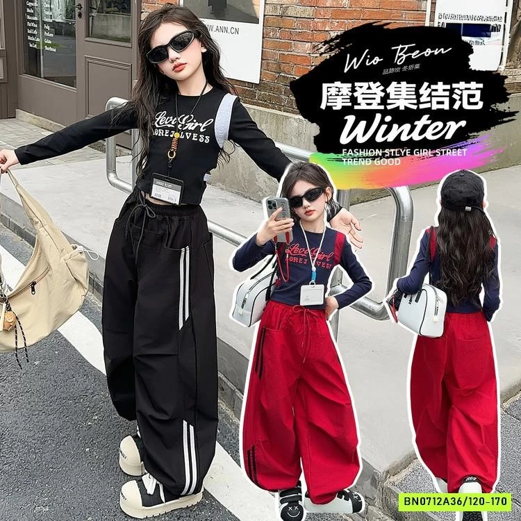 CROPTOP IN CHỮ MIX JOGGER GIÓ SỌC BÊN