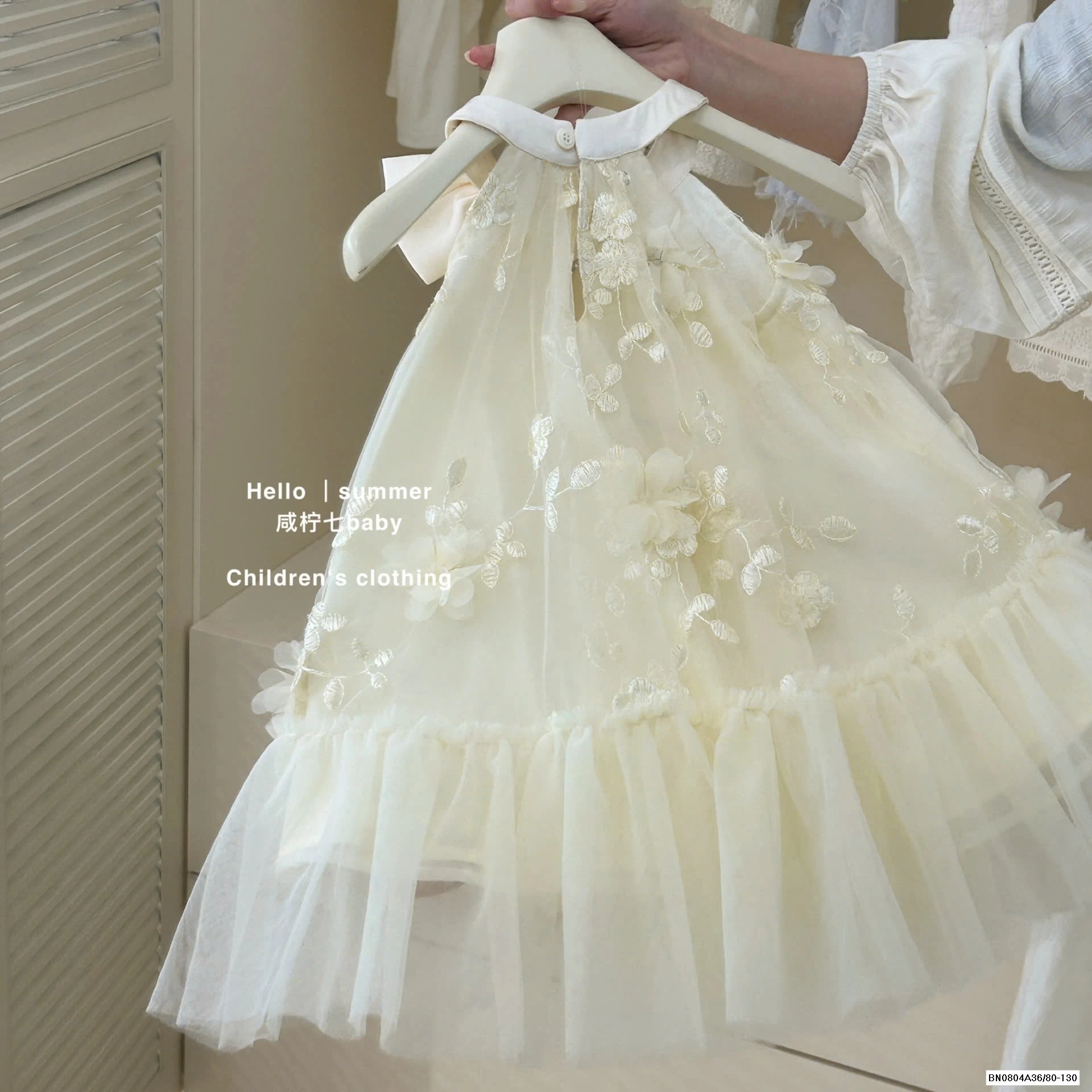 ĐẦM VOAN GẮN HOA CỔ YẾM