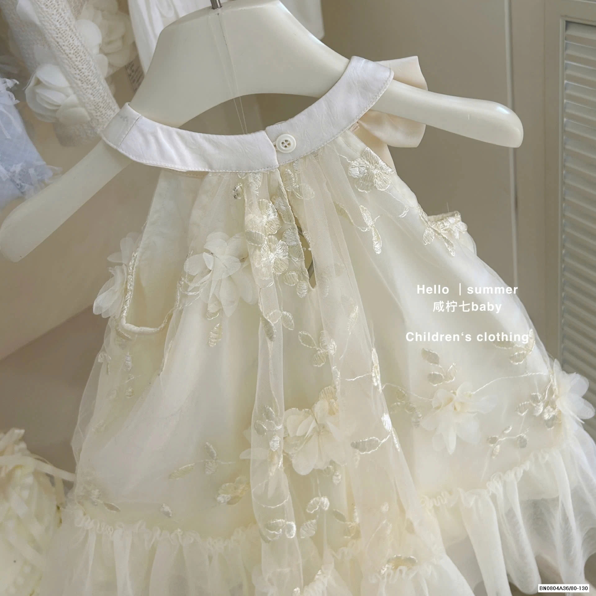 ĐẦM VOAN GẮN HOA CỔ YẾM