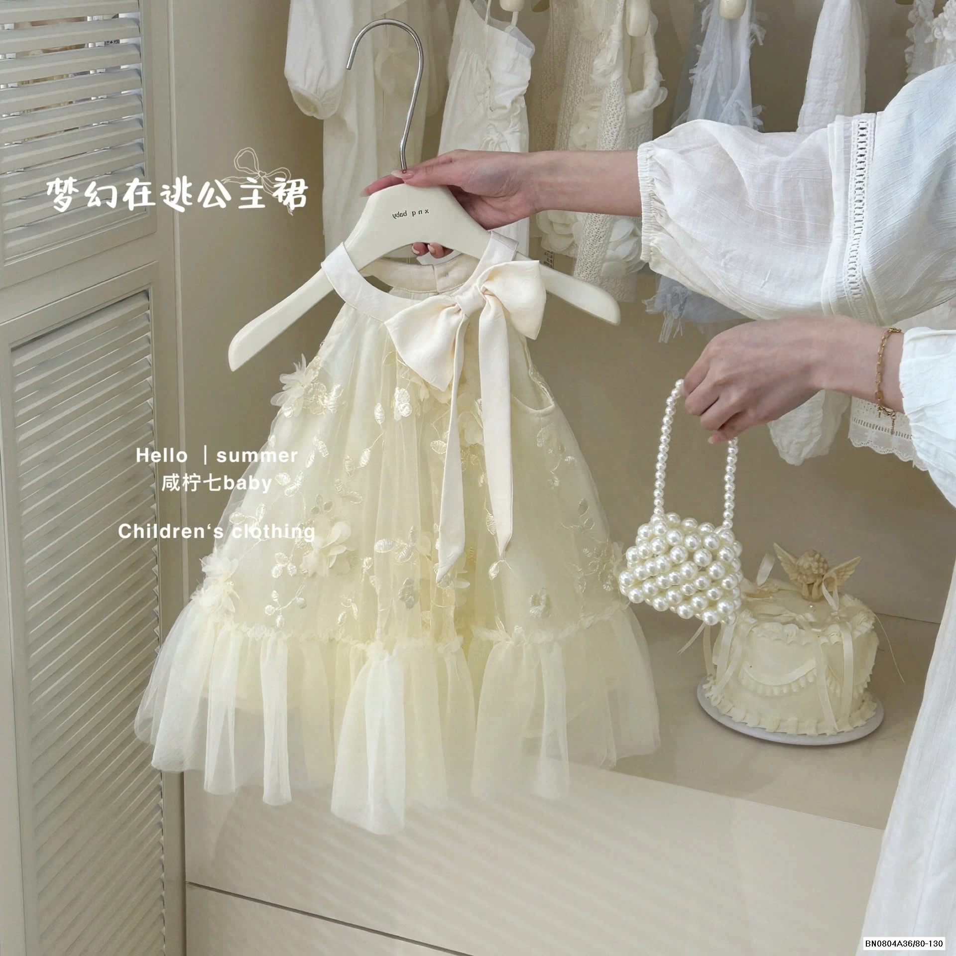 ĐẦM VOAN GẮN HOA CỔ YẾM