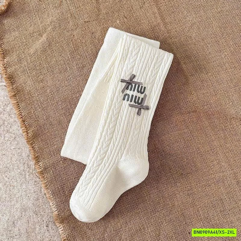 QUẦN TẤT MIU MIU GẮN NƠ