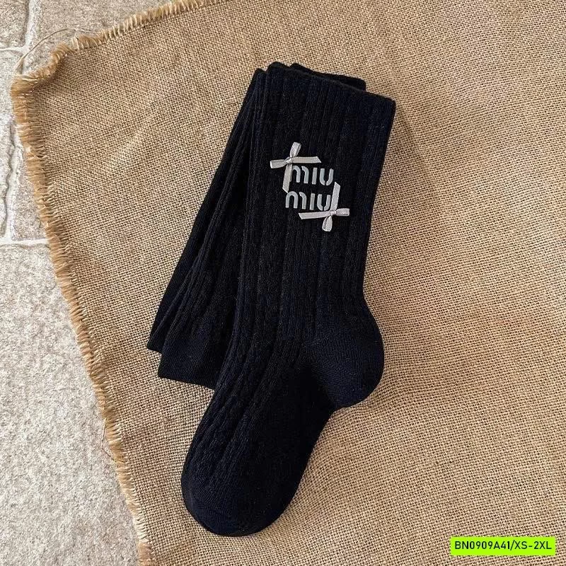 QUẦN TẤT MIU MIU GẮN NƠ