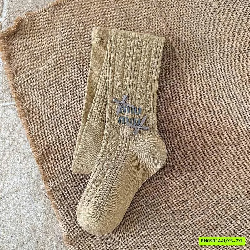 QUẦN TẤT MIU MIU GẮN NƠ