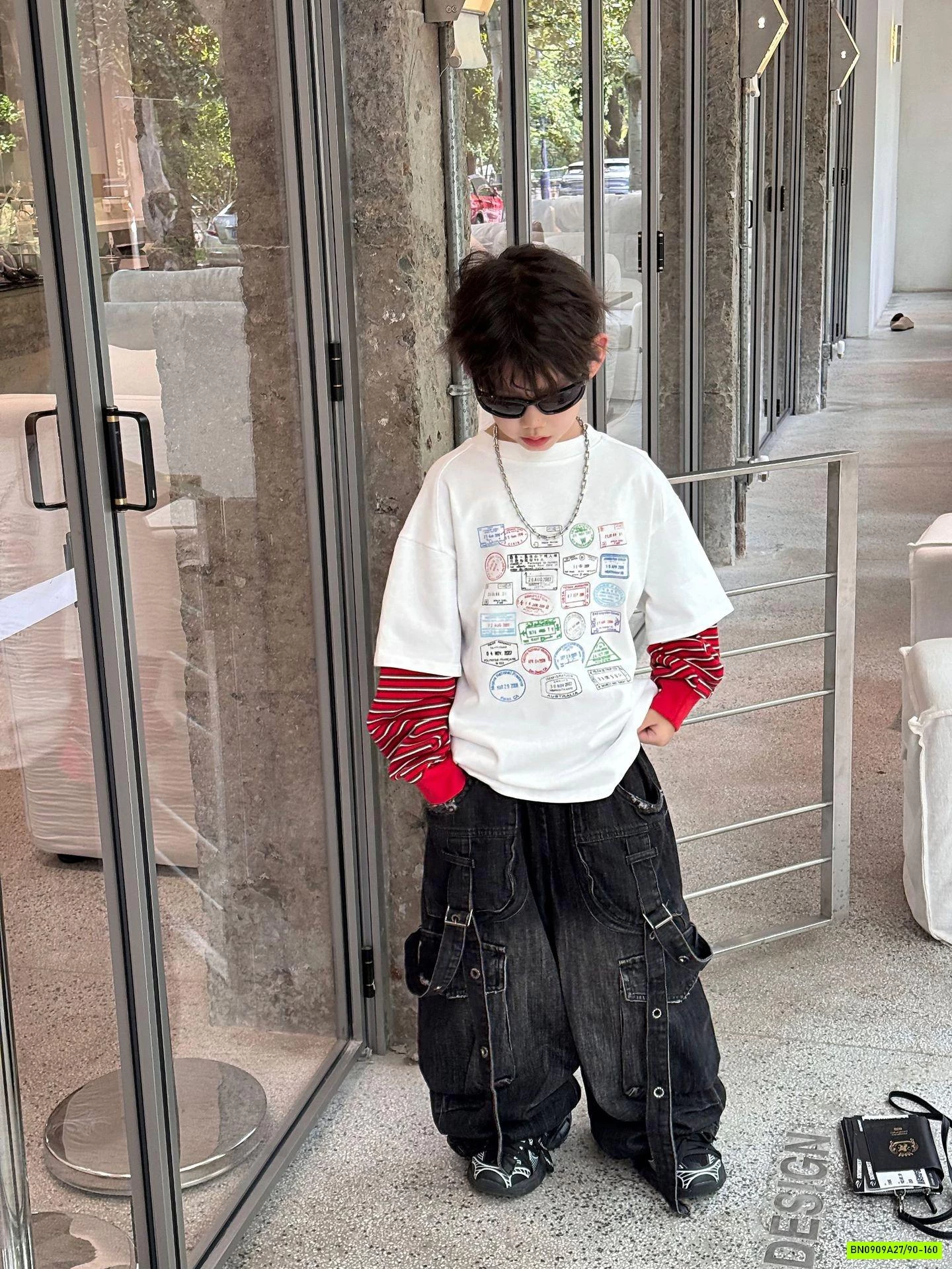 ÁO THUN IN HÌNH PHỐI TAY KẺ ĐỎ