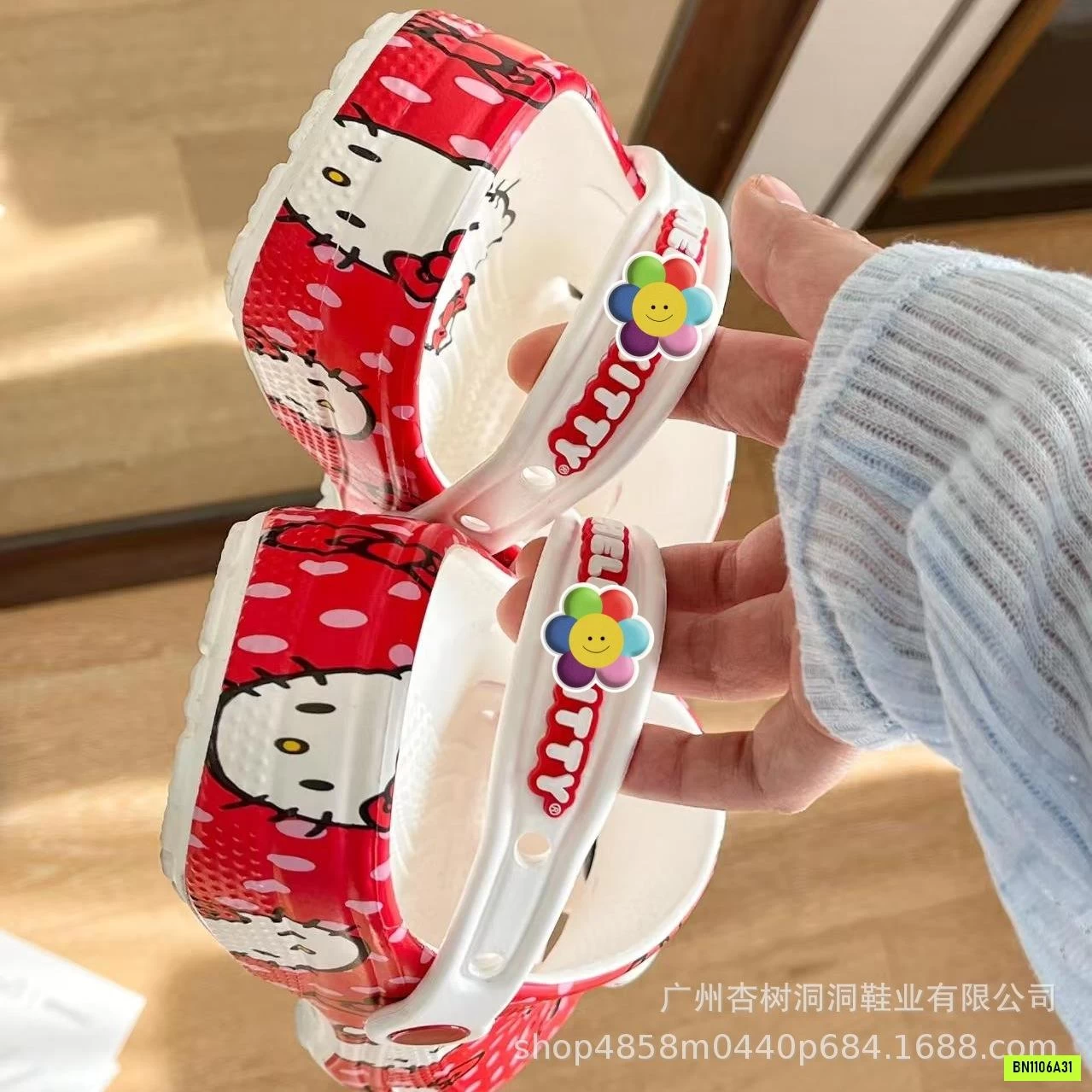 SỤC CROCS KÈM CHARM KITTY CHO MẸ VÀ BÉ