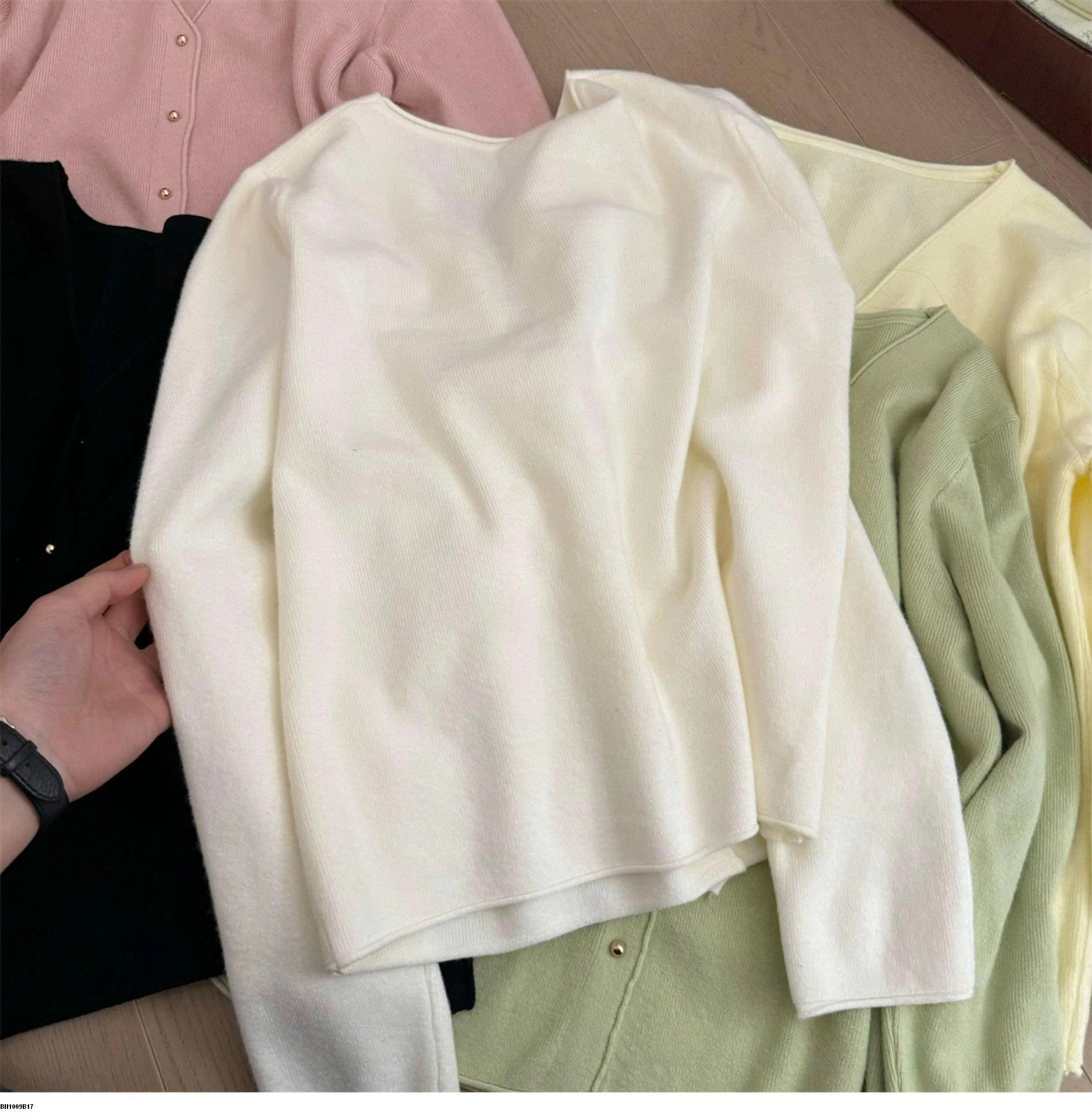 KHOÁC LEN MỎNG CỔ TIM