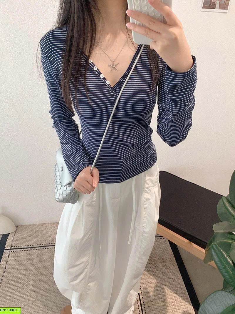 ÁO THUN KẺ NHỎ CỔ V SÂU
