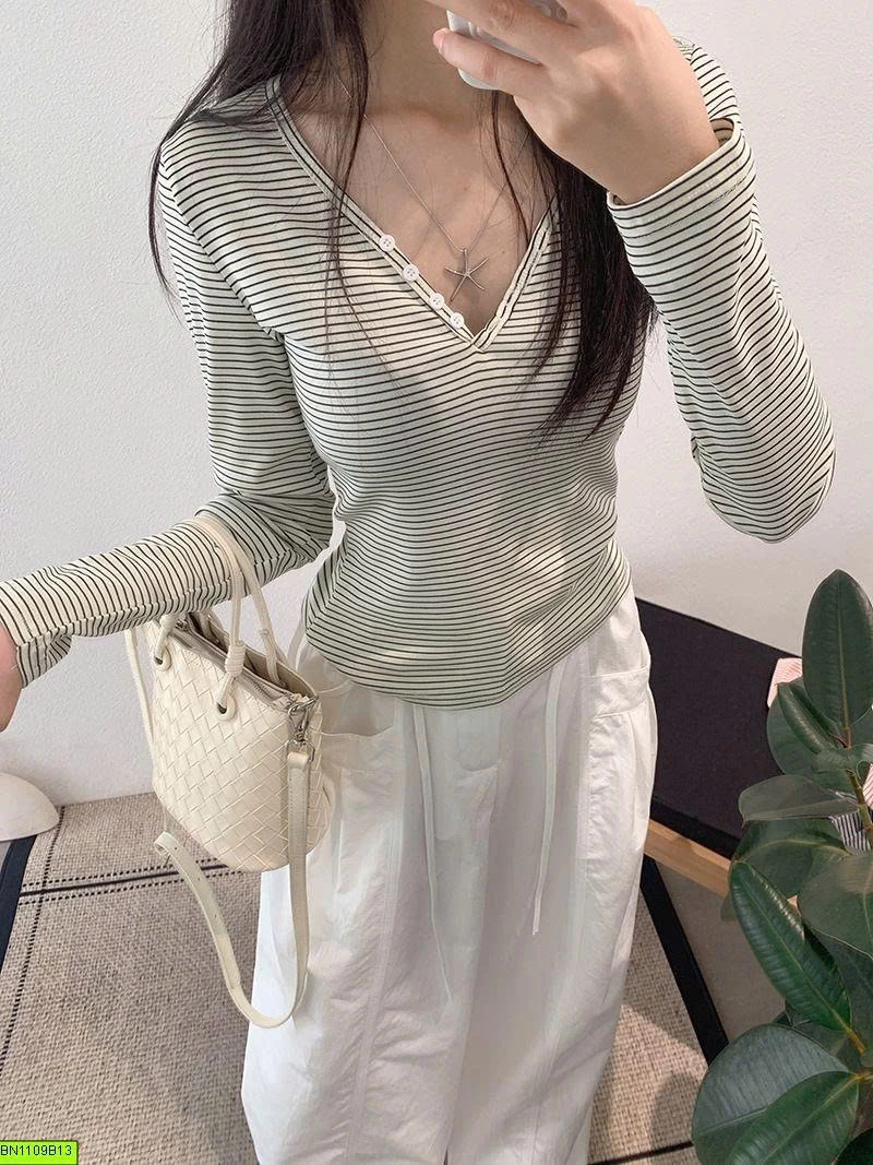 ÁO THUN KẺ NHỎ CỔ V SÂU