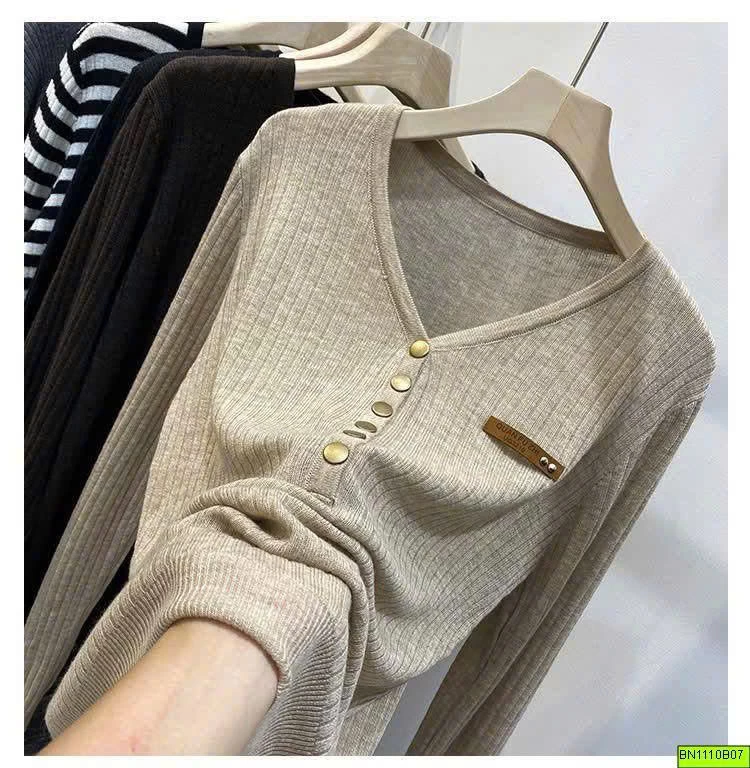 ÁO DÀI TAY CỔ V CÚC NGỰC