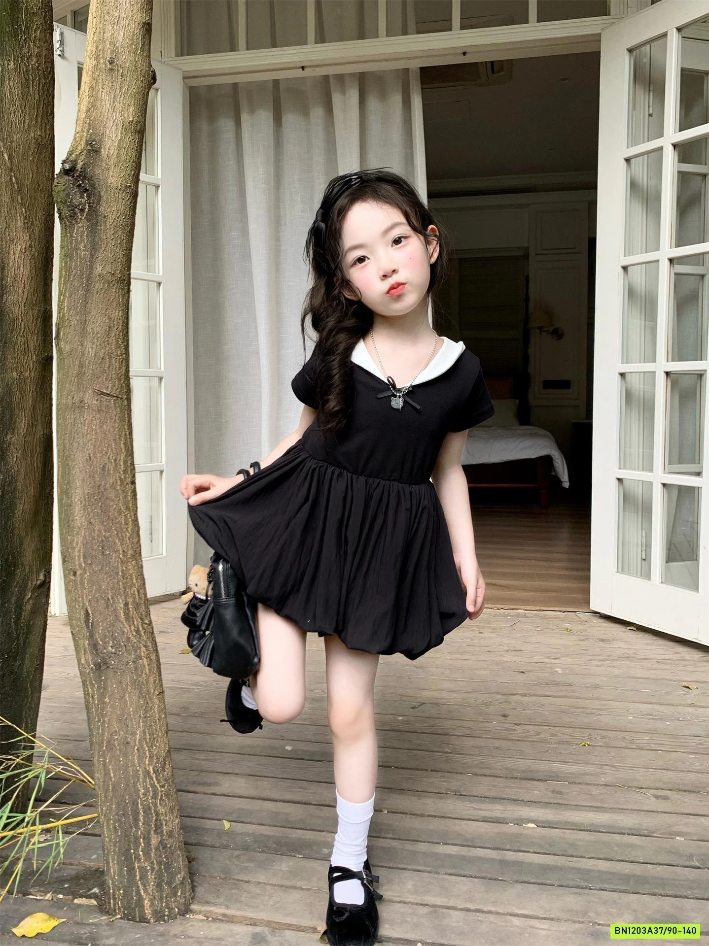 ĐẦM BÍ ĐEN CỔ TRẮNG