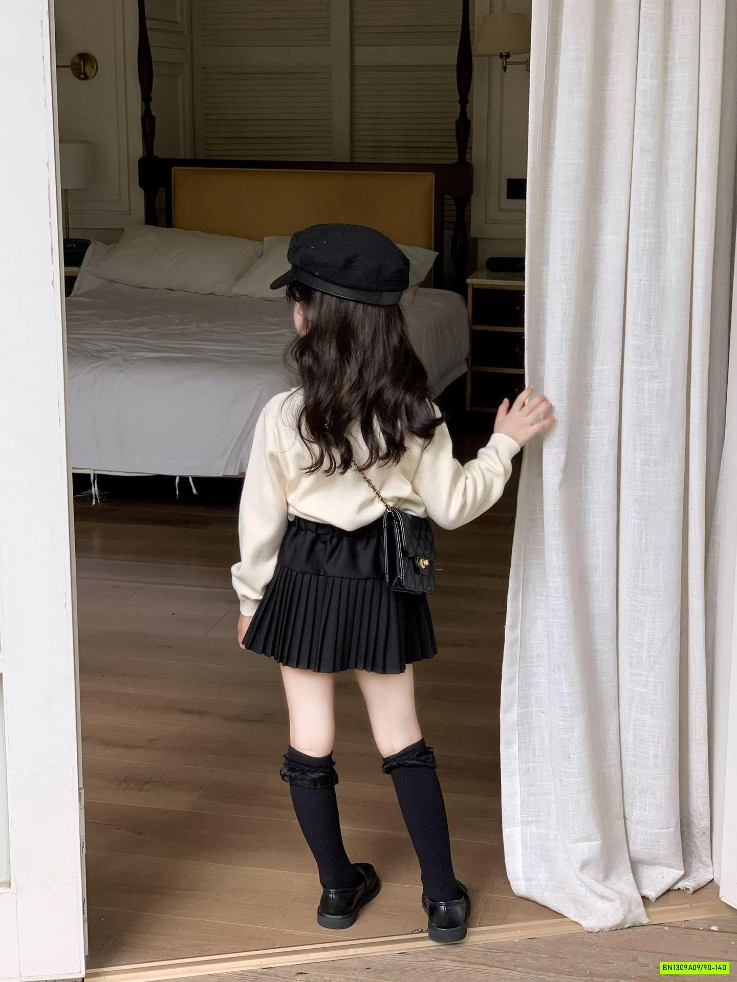 MONTOGHI CỔ SEN MIX CV XẾP LY