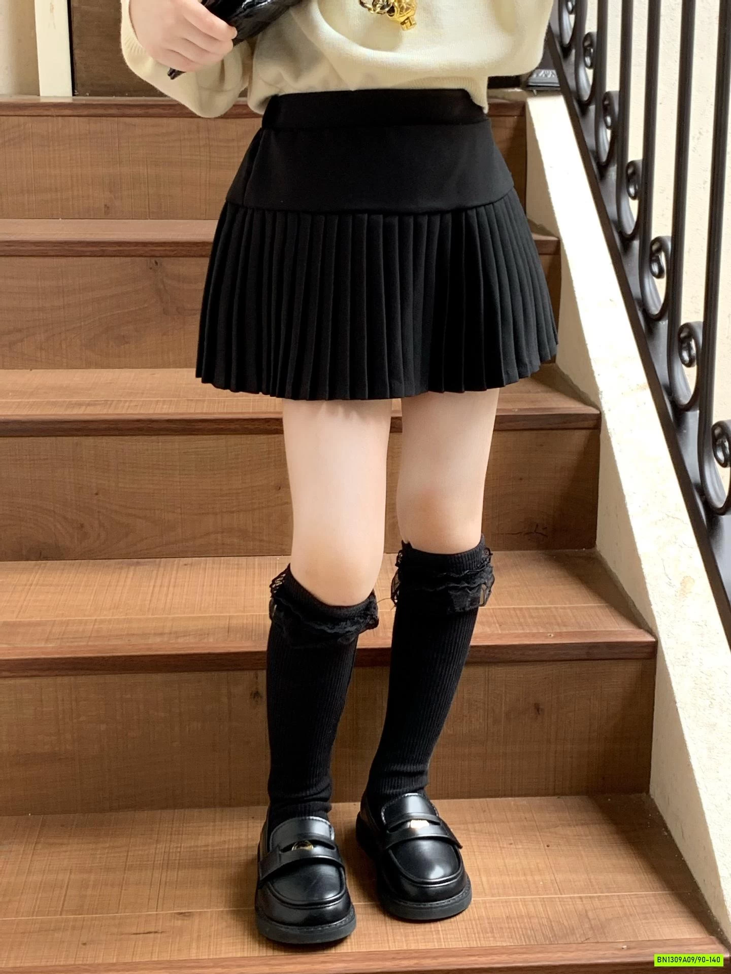 MONTOGHI CỔ SEN MIX CV XẾP LY