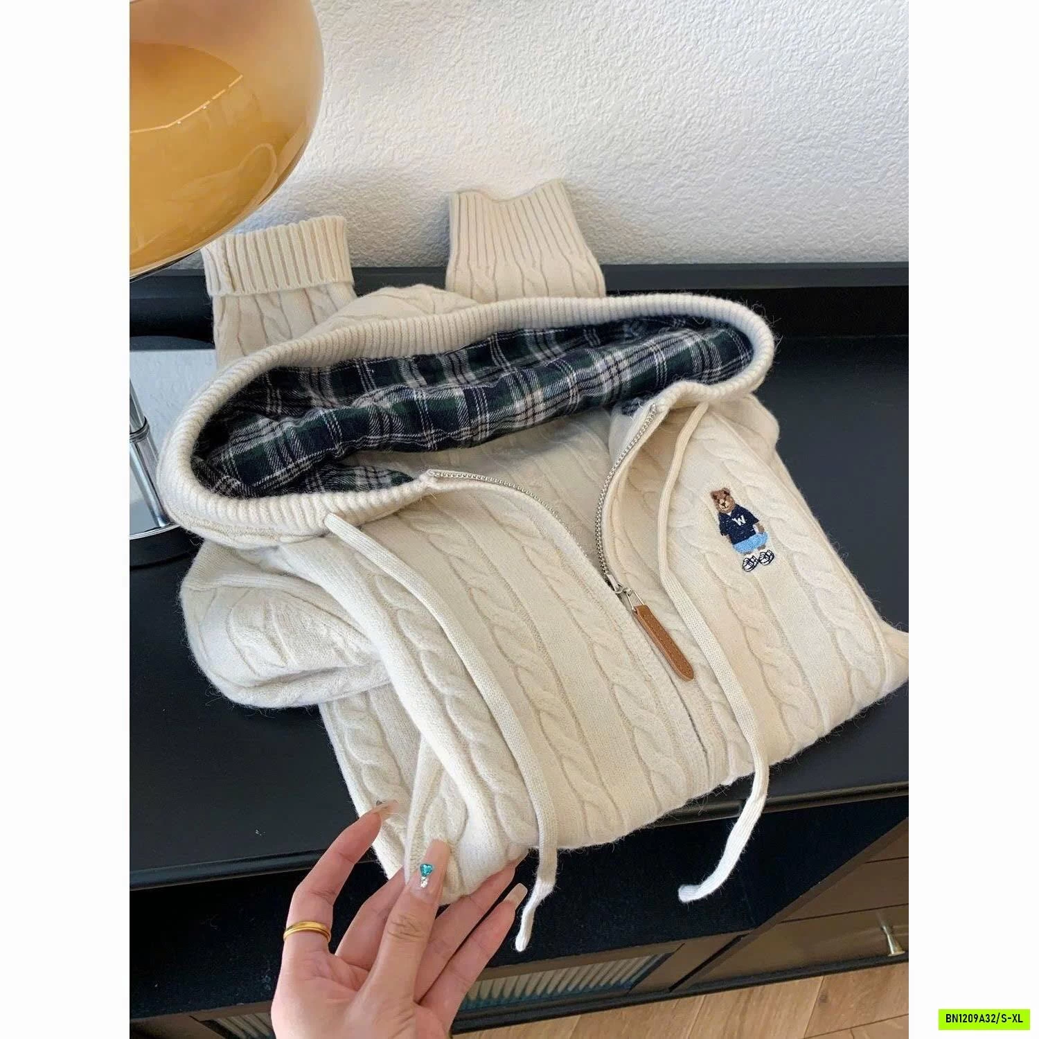 KHOÁC LEN THÊU GẤU LIỀN MŨ
