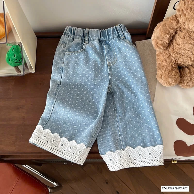 JEANS SUÔNG CHẤM BI GẤU VIỀN REN