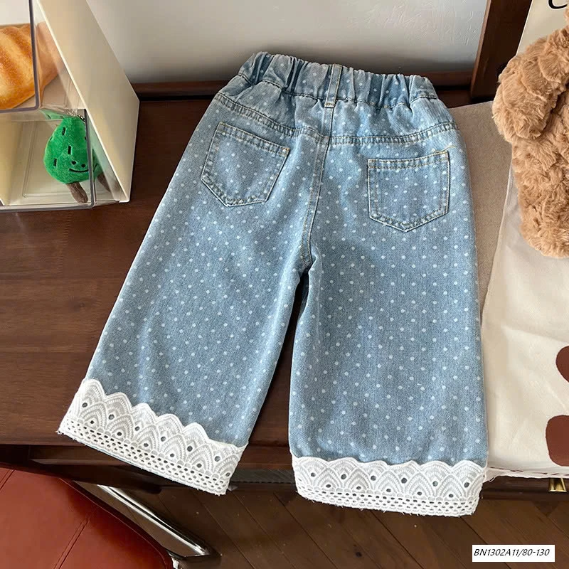 JEANS SUÔNG CHẤM BI GẤU VIỀN REN